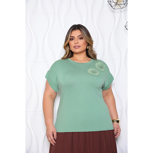 Blusa com Flor de Renda - Modelo Plus Size Isabela 3