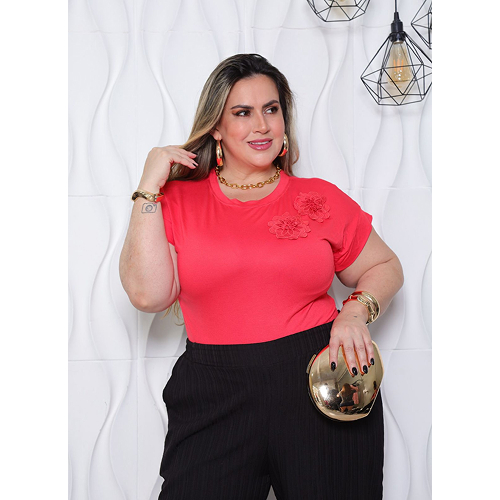 Blusa com Flor de Renda - Modelo Plus Size Isabela 4