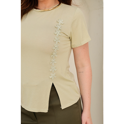 Blusa com Flores de Renda com Fenda - Modelo Alice 1