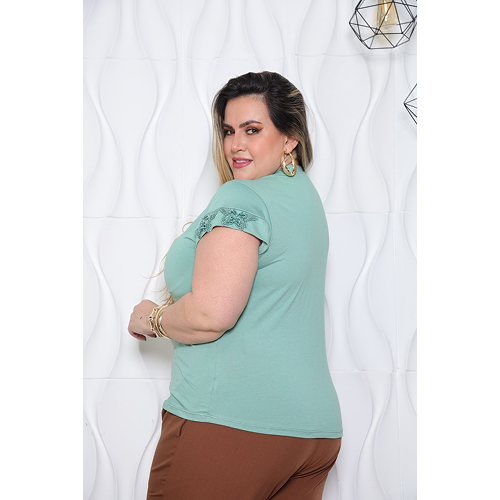 Blusa com Renda Borboleta - Modelo Plus Size Beatriz 2