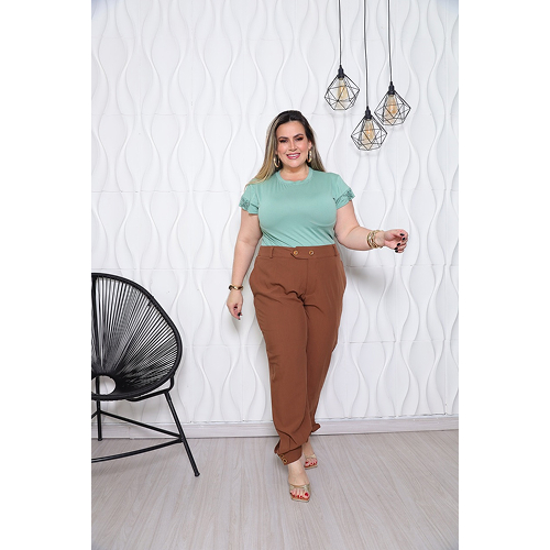 Blusa com Renda Borboleta - Modelo Plus Size Beatriz 3