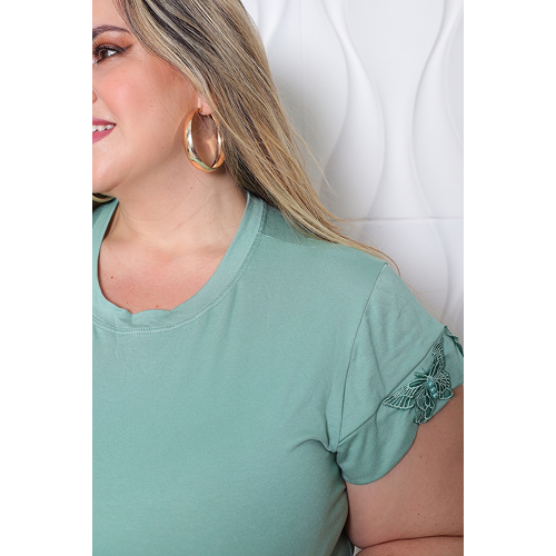 Blusa com Renda Borboleta - Modelo Plus Size Beatriz 4